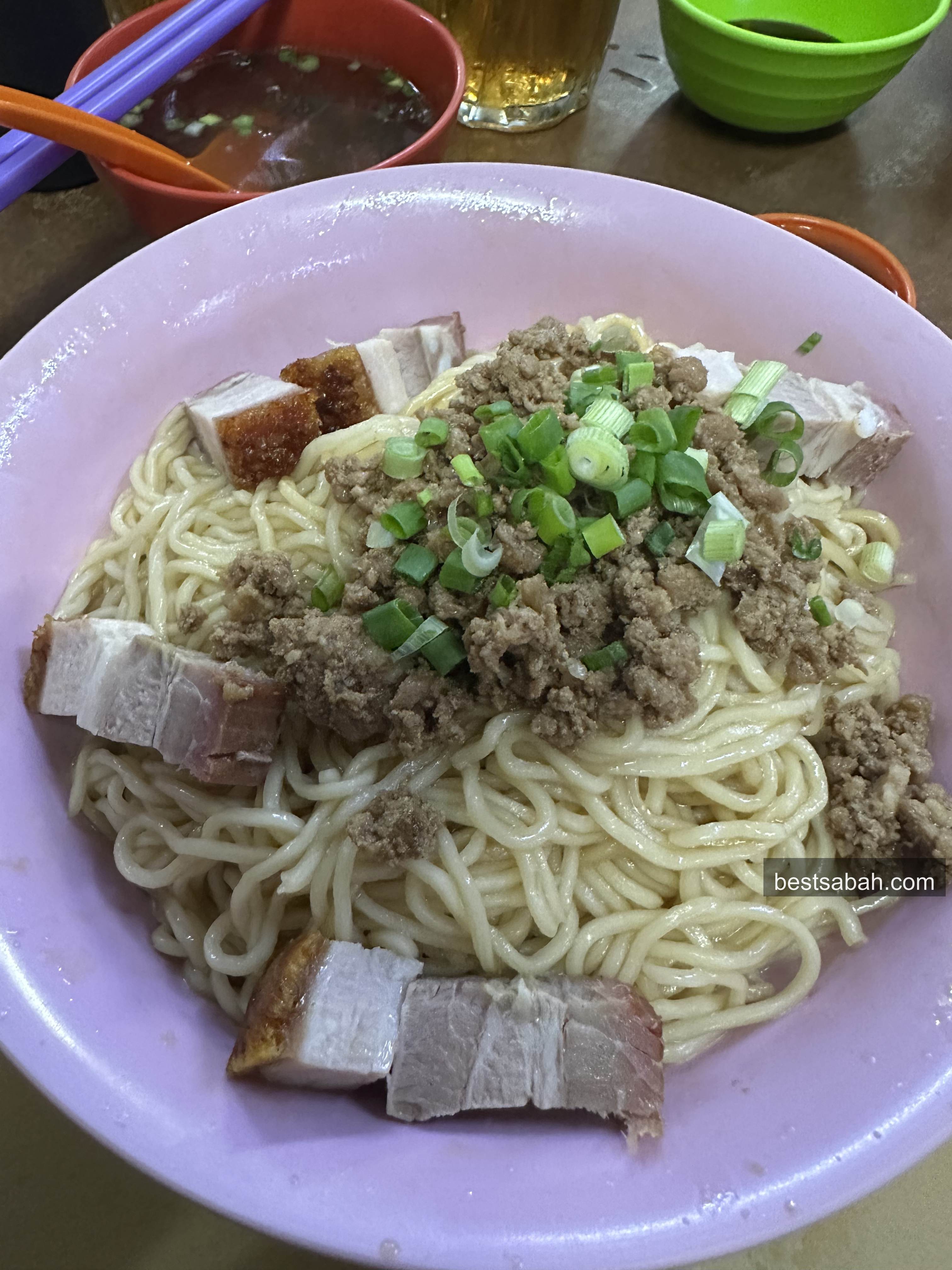 Bowl of kon lao mee with char siu, minced pork and spring onion at Kedai Kopi Kai Shun Foh Sang