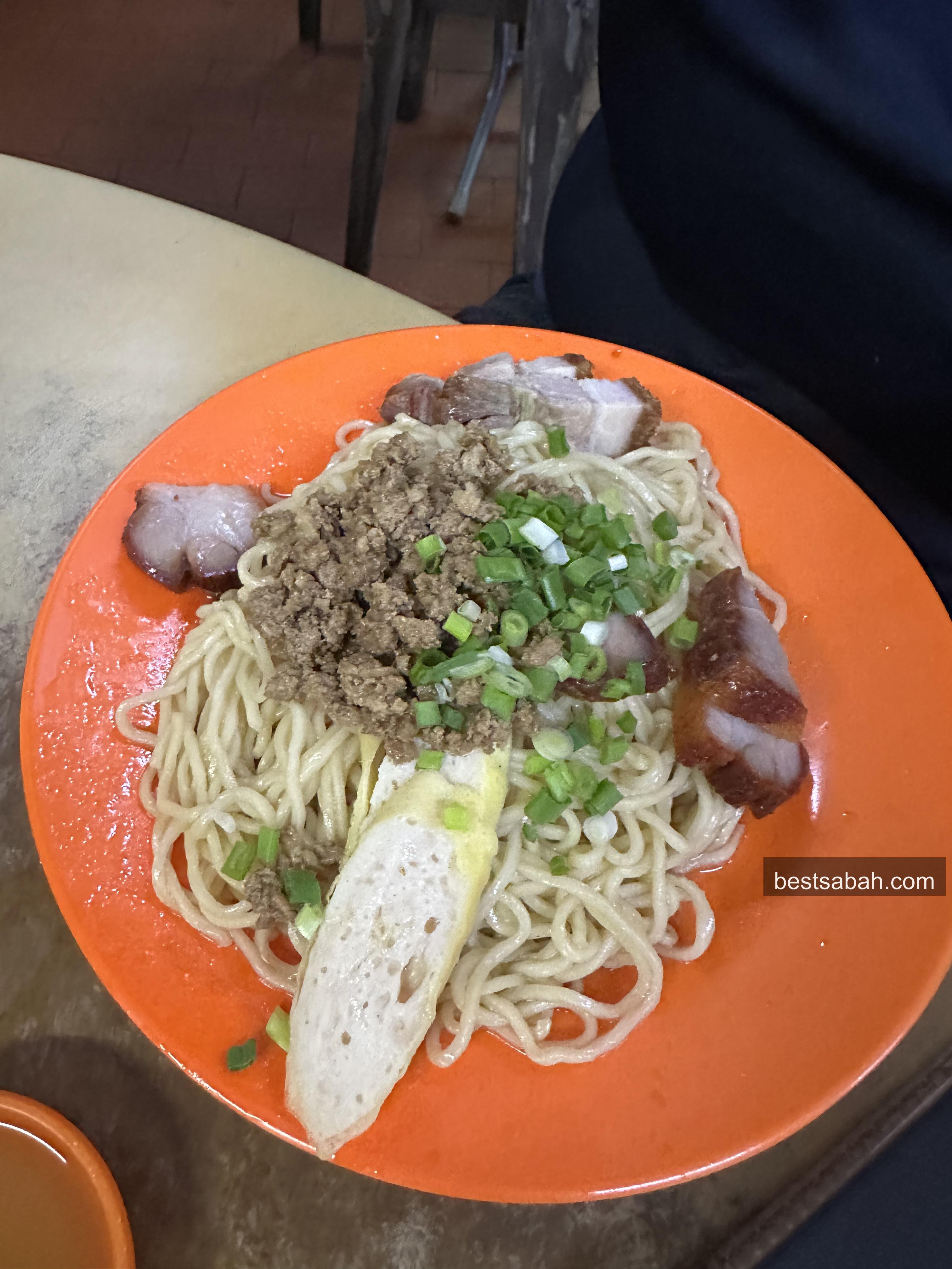Plate of kon lao mee campur with fish cake, char siu and minced pork at Kai Shun Foh Sang KK
