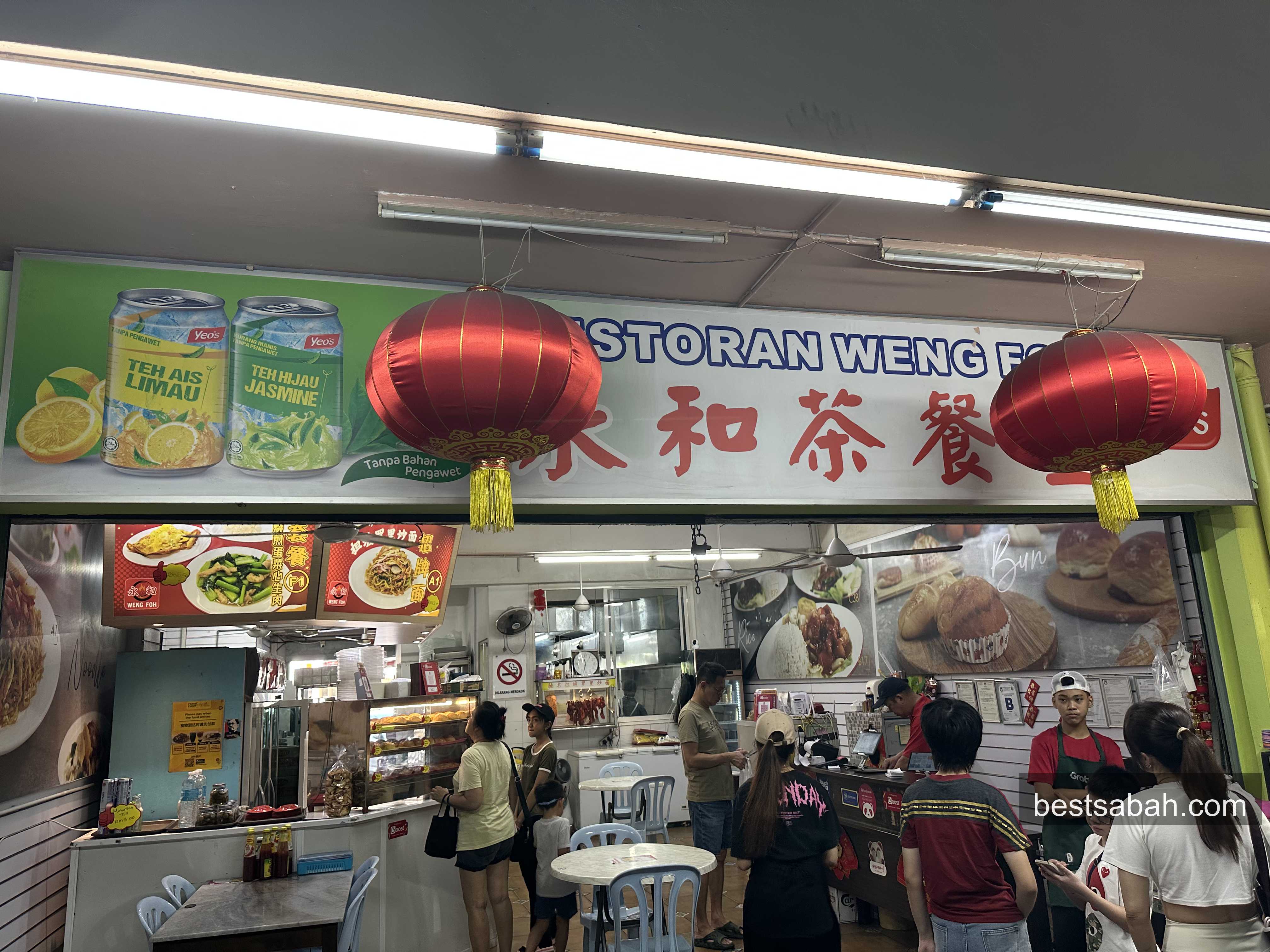 Restoran Weng Foh stall in the Damai shoplots, Kota Kinabalu, with a lunch crowd queueing