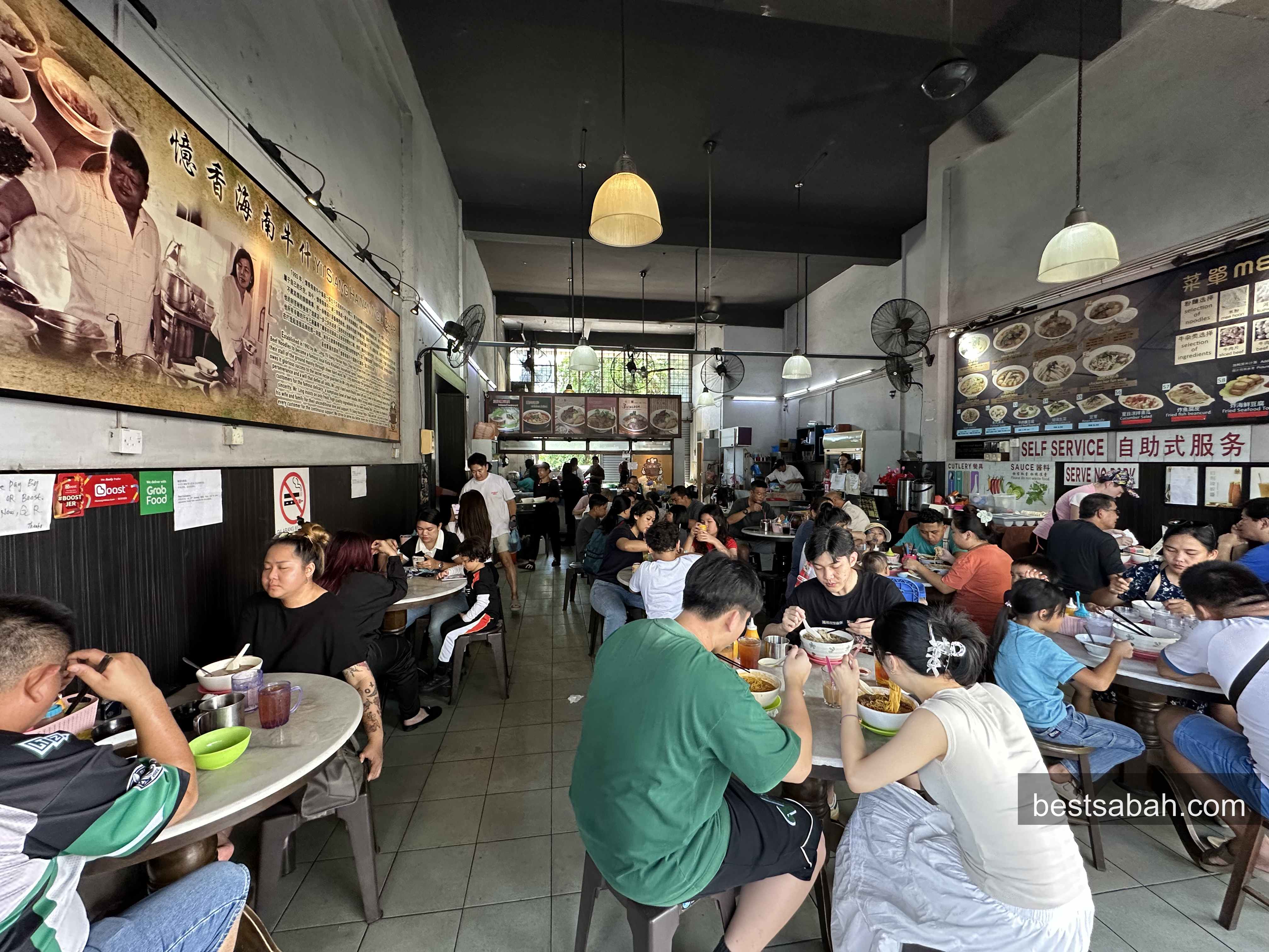 Packed restaurant interior at Yii Siang during the morning rush
