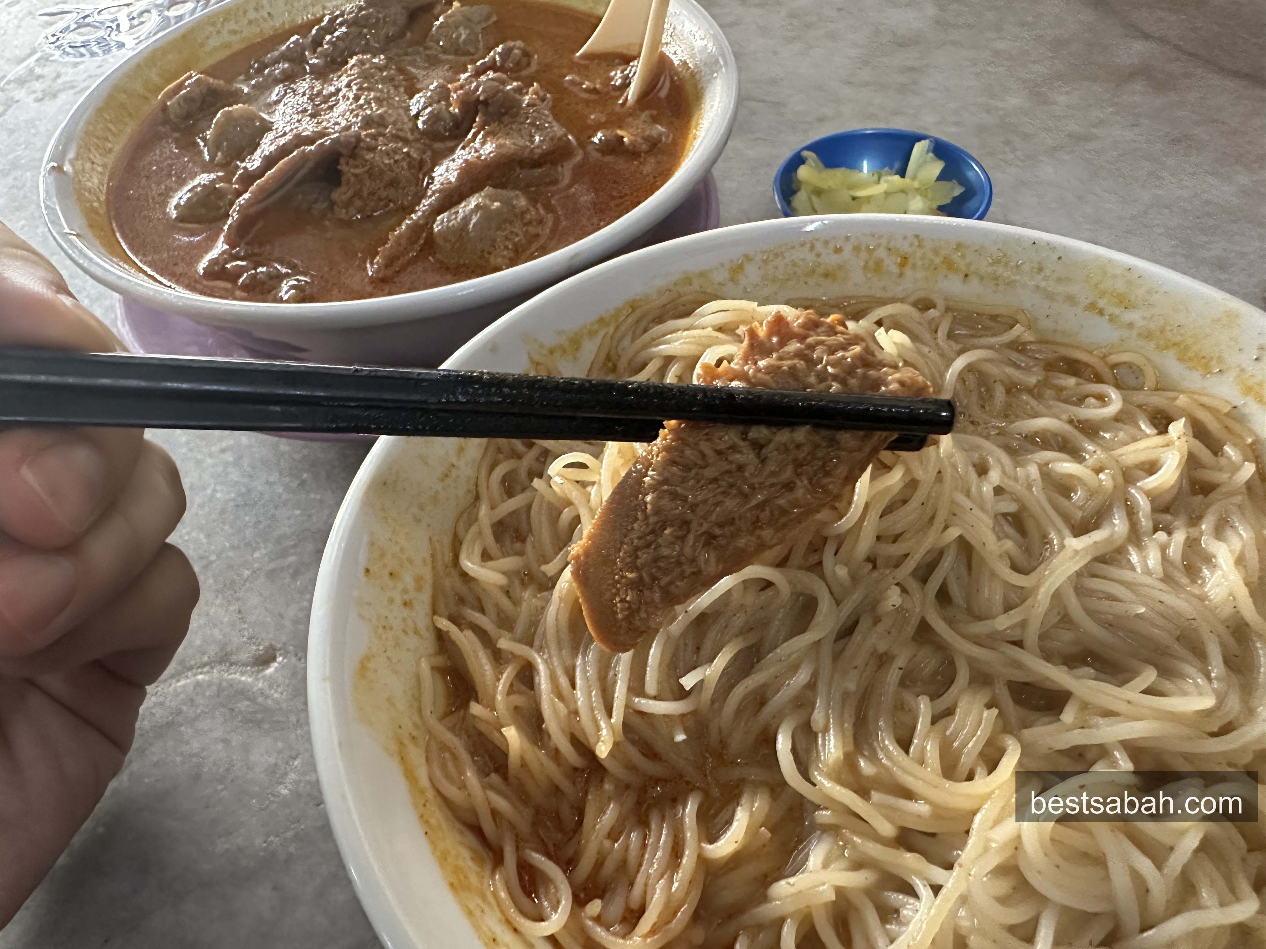 Ngiu chap bowl showing beef cuts including tendon, tenderloin and beef ball at Yii Siang