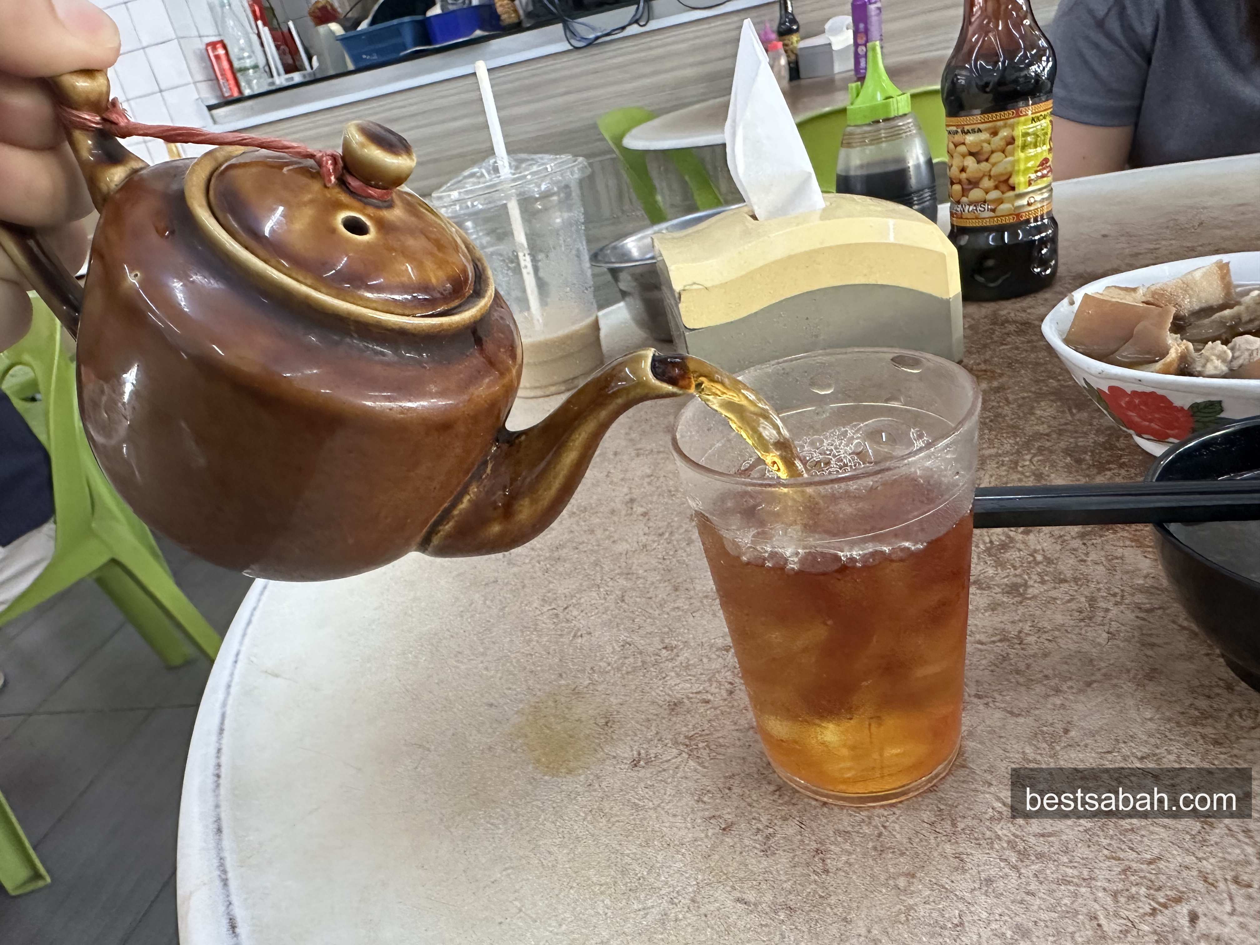 Chinese tea served alongside bak kut teh at Yu Kee Jalan Gaya